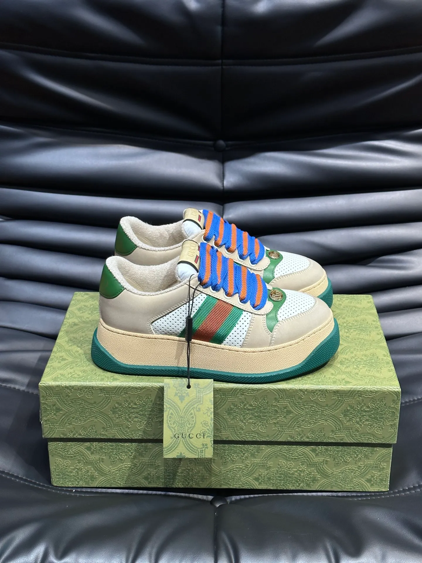 Men's men's shoes 💰p500 "GUCC*" Screener series 👫 Couple style GG thick-soled sneakers, the Screener series is inspired by the classic sneakers of the 1970s, cleverly incorporating the retro Gucci logo, two-color waterproof platform soles, and 5CM thick soles to enhance the aura, conveying the new design concept that a single product should be permanently accompanied by the passage of time, creating a retro distressed effect, decorated with metallic double G oval enamel details! High-quality, versatile classic items, highly recommended. Size female 35-39, male 38-44